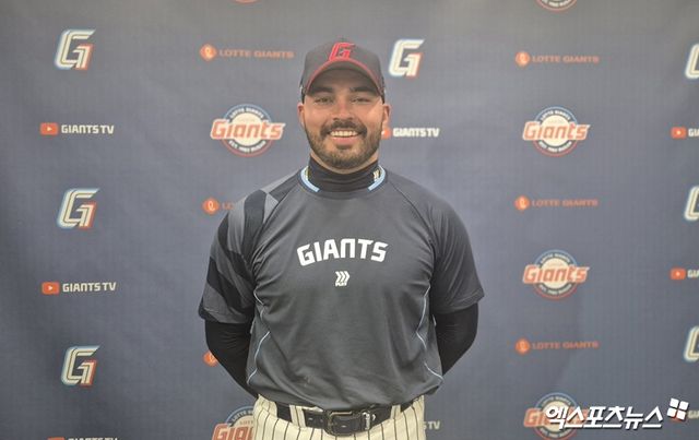롯데 자이언츠 새 외국인 투수 알렉 감보아가 18일 부산 사직야구장에서 첫 불펜피칭을 마친 뒤 인터뷰를 진행했다. 사진 엑스포츠뉴스