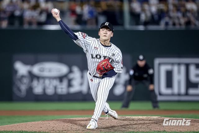 롯데 자이언츠 투수 최준용이 지난 17일 부산 사직야구장에서 열린 2025 신한 SOL Bank KBO리그 삼성 라이온즈와의 팀 간 5차전 및 더블헤더 2차전에서 1이닝 1탈삼진 무실점을 기록했다. 사진 롯데 자이언츠