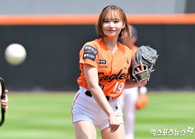  한화는 18일 대전 한화생명볼파크에서 열린 '2025 신한 SOL 뱅크 KBO리그 SSG 랜더스와의 홈경기에서 1만7000석 전석 매진을 달성했다고 알렸다. 4월 13일 키움 히어로즈전부터 시작한 홈 경기 연속 만원 관중 행진은 18경기째로 이어져 한화는 KBO리그 이 부문 신기록을 썼다. 아울러 홈·원정 20경기 연속 매진 신기록도 작성했다. 이날까지 한화는 25경기에서 총 관중은 42만2268명을 기록, 경기당 평균 1만6891명을 찍었다. 좌석점유율이 99.3572%다. 대전, 김한준 기자