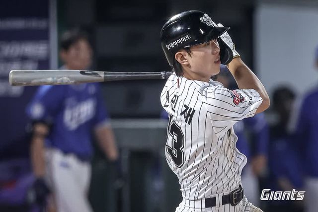 롯데 자이언츠 내야수 전민재가 18일 부산 사직야구장에서 열린 2025 신한 SOL Bank KBO리그 삼성 라이온즈와의 팀 간 6차전에 5번타자 겸 유격수로 선발출전, 4타수 1안타 1홈런 3타점 1득점을 기록하며 팀 승리를 이끌었다. 사진 롯데 자이언츠