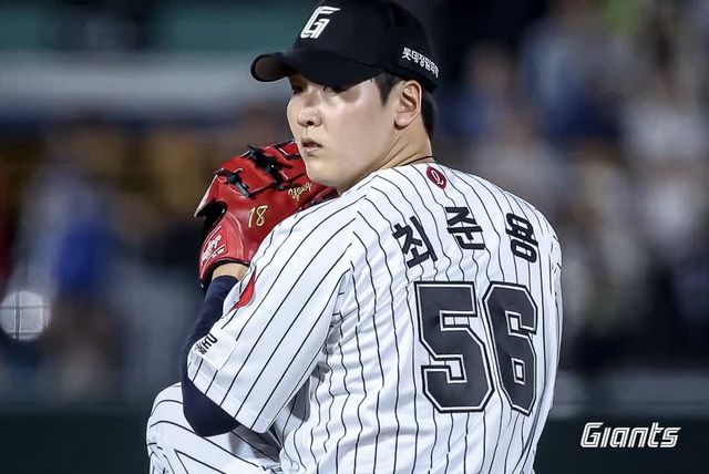 롯데 자이언츠 투수 최준용이 지난 17일 부산 사직야구장에서 열린 2025 신한 SOL Bank KBO리그 삼성 라이온즈와의 팀 간 5차전 및 더블헤더 2차전에서 1이닝 1탈삼진 무실점을 기록했다. 사진 롯데 자이언츠