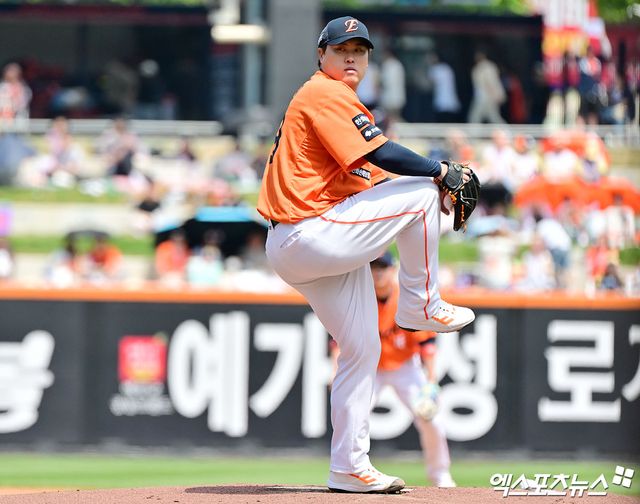  한화는 18일 대전 한화생명볼파크에서 열린 '2025 신한 SOL 뱅크 KBO리그 SSG 랜더스와의 홈경기에서 1만7000석 전석 매진을 달성했다고 알렸다. 4월 13일 키움 히어로즈전부터 시작한 홈 경기 연속 만원 관중 행진은 18경기째로 이어져 한화는 KBO리그 이 부문 신기록을 썼다. 아울러 홈·원정 20경기 연속 매진 신기록도 작성했다. 이날까지 한화는 25경기에서 총 관중은 42만2268명을 기록, 경기당 평균 1만6891명을 찍었다. 좌석점유율이 99.3572%다. 대전, 김한준 기자