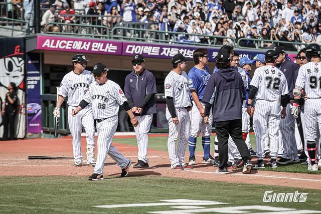 김태형 롯데 자이언츠 감독이 18일 부산 사직야구장에서 열린 2025 신한 SOL Bank KBO리그 삼성 라이온즈와의 팀 간 6차전에서 5회말 벤치 클리어링 상황이 종료된 뒤 더그아웃으로 복귀하고 있다. 사진 롯데 자이언츠