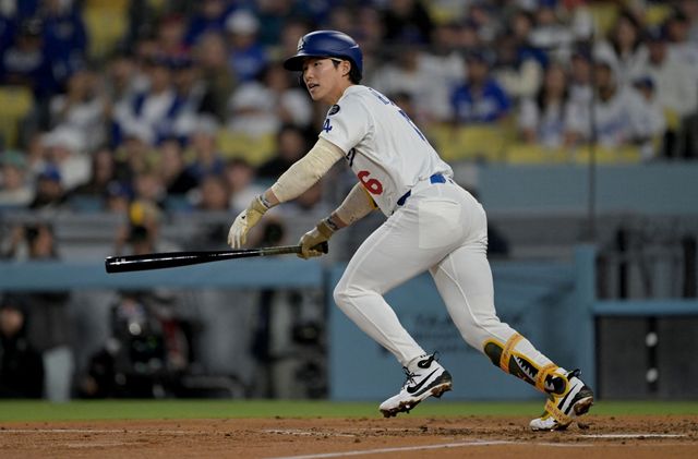 LA 다저스가 19일 미국 캘리포니아주 로스앤젤레스의 다저스타디움에서 열린 2025 미국프로야구 메이저리그(MLB) LA 에인절스와의 홈경기를 앞두고 유틸리티 플레이어 크리스 테일러를 방출했다. 부상으로 이탈했던 토미 에드먼이 복귀하면서 로스터 조정이 필요한 상황이었다. 자연스럽게 빅리그 생존 여부가 불확실했던 김혜성은 계속 기회를 받게 됐다. REUTERS 연합뉴스