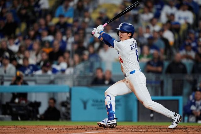 LA 다저스가 19일 미국 캘리포니아주 로스앤젤레스의 다저스타디움에서 열린 2025 미국프로야구 메이저리그(MLB) LA 에인절스와의 홈경기를 앞두고 유틸리티 플레이어 크리스 테일러를 방출했다. 부상으로 이탈했던 토미 에드먼이 복귀하면서 로스터 조정이 필요한 상황이었다. 자연스럽게 빅리그 생존 여부가 불확실했던 김혜성은 계속 기회를 받게 됐다. AP 연합뉴스