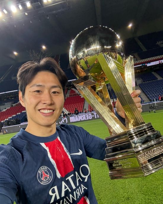 이강인이 지난 2023년 여름 프랑스 최고 명문 PSG에 입성한 뒤 5번째 트로피를 들어올렸다. PSG는 18일 오세르와의 2024-2025 리그1 최종전을 마친 뒤 시상식을 치렀다. 이 자리에서 이강인 등 PSG 선수들은 새로 제작된 우승 트로피를 처음으로 들어올리는 주인공이 됐다. 이강인은 지난해 리그1, 프랑스컵, 트로페 데 샹페옹에 이어 올해 트로페 데 샹페옹, 리그1을 제패하며 5번재 우승을 누렸다. 이강인은 시즌 후반기에 주전에서 밀리는 등 어려움을 겪었으나 전반기엔 저조한 PSG 경기력을 끌어올리는 등 분투했다. 이강인 SNS