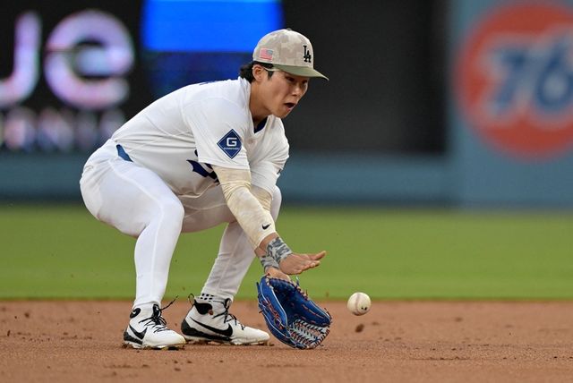 LA 다저스 김혜성이 미국 메이저리그 경기에 출전해 수비하고 있다. 김혜성은 18일 LA 에인절스전 선발 명단에서 제외됐다. REUTERS 연합뉴스