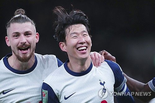 토트넘이 오는 22일 오전 4시(한국시간) 스페인 빌바오에 있는 산마메스에서 맨체스터 유나이티드와 2024-2025시즌 유럽축구연맹(UEFA) 유로파리그 결승전을 치른다.&nbsp; 토트넘은 4강에서 노르웨이 복병 보되/글림트를 제압하고 결승에 진출했다. 맨유는 산마메스를 홈구장으로 쓰는 빌바오(스페인)를 꺾고 결승에 진출해 우승을 다툰다.&nbsp;연합뉴스