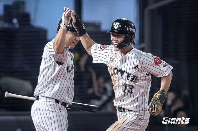 롯데 자이언츠 내야수 전민재가 18일 부산 사직야구장에서 열리는 2025 신한 SOL Bank KBO리그 삼성 라이온즈와의 팀 간 6차전에 5번타자 겸 유격수로 선발출전한다. 사진 롯데 자이언츠