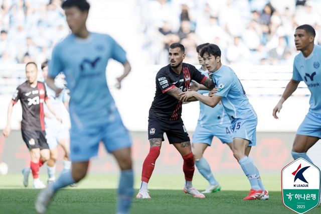 김기동 감독이 이끄는 서울은 18일 대구iM뱅크PARK에서 열린 대구FC와의 하나은행 K리그1 2025 14라운드 원정 경기에서 후반 3분 터진 둑스의 선제 결승골을 잘 지켜 1-0으로 승리했다. 지난 3월 29일 대구와의 맞대결 승리 후 7경기에서 4무3패로 승리가 없었던 서울은 다시 대구를 제물로 8경기 만에 승리를 거둬 승점 3을 추가했다. 4승6무4패, 승점 18이 되면서 7위로 뛰어올랐다.