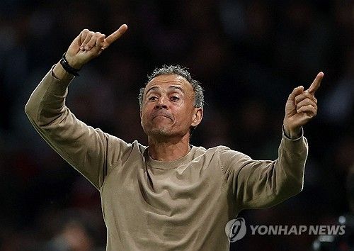 이강인이 지난 2023년 여름 프랑스 최고 명문 PSG에 입성한 뒤 5번째 트로피를 들어올렸다. PSG는 18일 오세르와의 2024-2025 리그1 최종전을 마친 뒤 시상식을 치렀다. 이 자리에서 이강인 등 PSG 선수들은 새로 제작된 우승 트로피를 처음으로 들어올리는 주인공이 됐다. 이강인은 지난해 리그1, 프랑스컵, 트로페 데 샹페옹에 이어 올해 트로페 데 샹페옹, 리그1을 제패하며 5번재 우승을 누렸다. 이강인은 시즌 후반기에 주전에서 밀리는 등 어려움을 겪었으나 전반기엔 저조한 PSG 경기력을 끌어올리는 등 분투했다. 루이스 엔리케 감독은 후반기 들어 이강인을 외면했다. 연합뉴스