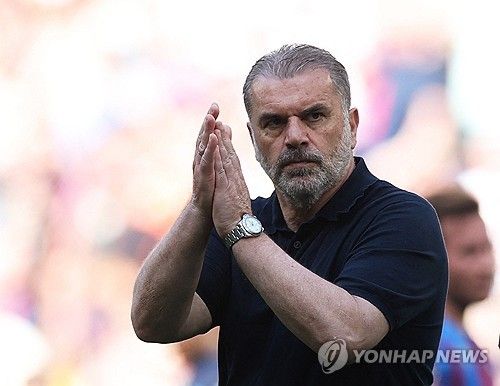 토트넘 사령탑인 안지 포스테코글루 감독은 지난 17일 손흥민이 UEFA 유로파리그 결승전에 출전해 우승에 도전하게 될 거라고 전했다. 포스테코글루 감독은 이날 애스턴 빌라와의 2024-2025시즌 프리미어리그 37라운드 원정 경기 후 기자회견에서 손흥민의 출격을 확언했다. 영국 언론은 부상자가 속출한 토트넘 미드필더에서 손흥민이 선발로 나서 한 자리를 꿰찰 것으로 보도했다. 손흥민이 선발 출전하면 아시아에서 최초로 UEFA 챔피언스리그와 유로파리그 등 두 대회의 결승에 모두 출전한 선수가 된다. 손흥민은 2019년 UEFA 챔피언스리그 결승에 출전한 적이 있다. 연합뉴스