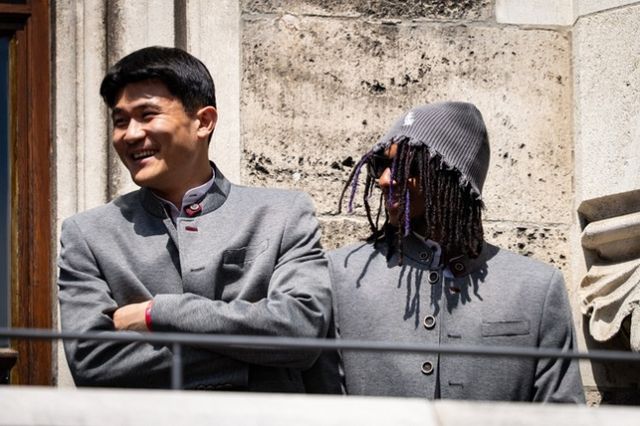 영국 '스포츠 바이블'은 19일&nbsp;김민재가 방출 명단에 포함됐다는 사실을 전하며 '뮌헨이 김민재를 5000만 유로(약 781억원)에 영입했지만, 현재 40% 저렴한 금액에 매각하려 하고 있다. 이는 충격적인 가격'이라고 보도했다. 김민재를 이적할 때 사용했던 원금조차 회수하려 하지 않는 의도로 보이는 해당 이적료 책정은 김민재의 빠른 매각을 통한 현금 자산 확보를 위한 것으로 보인다. 글로벌 스포츠 매체 '골닷컴' 역시 이에 대해 '뮌헨은 손해를 감수하고서라도 이번 여름 김민재 매각을 추진할 계획'이라며, 구단 내부적으로 매각이 거의 기정사실화된 분위기임을 강조하기도 했다. 연합뉴스