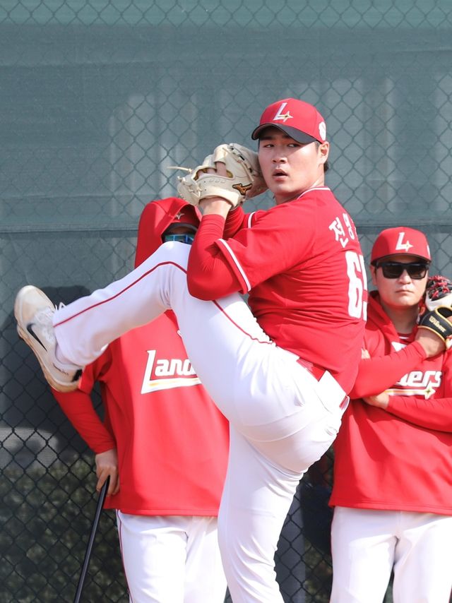 20일 오후 서울 잠실야구장에서 열리는 '2025 신한 SOL Bank KBO리그' SSG 랜더스와 두산 베어스의 경기, SSG 우완투수 전영준이 두산 잭로그와 선발 맞대결을 갖는다. SSG 랜더스