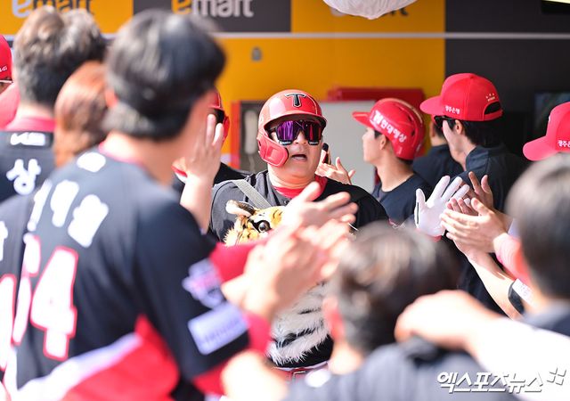 11일 오후 인천SSG랜더스필드에서 열린 '2025 신한 SOL Bank KBO리그' KIA 타이거즈와 SSG 랜더스의 경기, 5회초 1사 1루 KIA 최형우가 투런 홈런을 날린 후 더그아웃에서 하이파이브를 하고 있다. 엑스포츠뉴스 DB