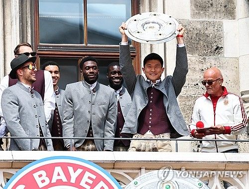 영국 '스포츠 바이블'은 19일&nbsp;김민재가 방출 명단에 포함됐다는 사실을 전하며 '뮌헨이 김민재를 5000만 유로(약 781억원)에 영입했지만, 현재 40% 저렴한 금액에 매각하려 하고 있다. 이는 충격적인 가격'이라고 보도했다. 김민재를 이적할 때 사용했던 원금조차 회수하려 하지 않는 의도로 보이는 해당 이적료 책정은 김민재의 빠른 매각을 통한 현금 자산 확보를 위한 것으로 보인다. 글로벌 스포츠 매체 '골닷컴' 역시 이에 대해 '뮌헨은 손해를 감수하고서라도 이번 여름 김민재 매각을 추진할 계획'이라며, 구단 내부적으로 매각이 거의 기정사실화된 분위기임을 강조하기도 했다. 연합뉴스