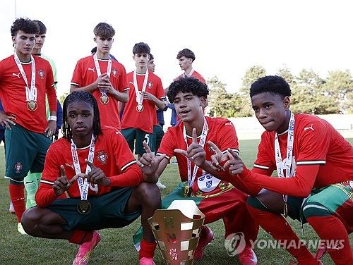 포르투갈 U-15 축구 국가대표팀이 19일(한국시간) 크로아티아에 있는 스베티 마르틴 나 무리에서 열린 크로아티아와의 2025 브라트코 마르코비치 국제 U-15 축구 친선 대회에서 3-2로 승리했다.&nbsp;호날두 주니어가 이날 멀티 골을 터뜨리면서 이번 대회 우승의 주역 중 한 명이 됐다.&nbsp;연합뉴스