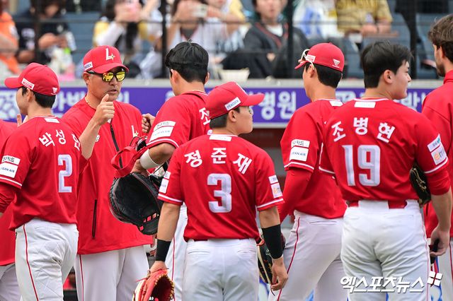 18일 오후 대전 한화생명 볼파크에서 열린 '2025 신한 SOL Bank KBO리그' SSG 랜더스와 한화 이글스의 경기, SSG가 한화에 7:3으로 승리하며 위닝시리즈를 달성했다. 이날 경기에서 승리한 SSG 이숭용 감독이 선수들과 하이파이브를 하고 있다. 대전, 김한준 기자