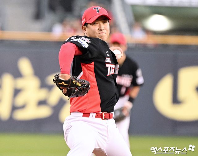 18일 오후 서울 송파구 잠실야구장에서 열린 '2025 신한 SOL Bank KBO리그' KIA 타이거즈와 두산 베어스의 경기, 1회말 KIA 선발투수 윤영철이 공을 힘차게 던지고 있다. 엑스포츠뉴스 DB