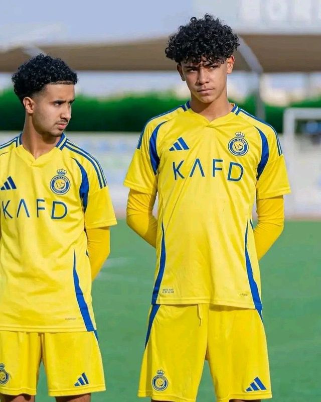 포르투갈 U-15 축구 국가대표팀이 19일(한국시간) 크로아티아에 있는 스베티 마르틴 나 무리에서 열린 크로아티아와의 2025 브라트코 마르코비치 국제 U-15 축구 친선 대회에서 3-2로 승리했다.&nbsp;호날두 주니어가 이날 멀티 골을 터뜨리면서 이번 대회 우승의 주역 중 한 명이 됐다.&nbsp;SNS