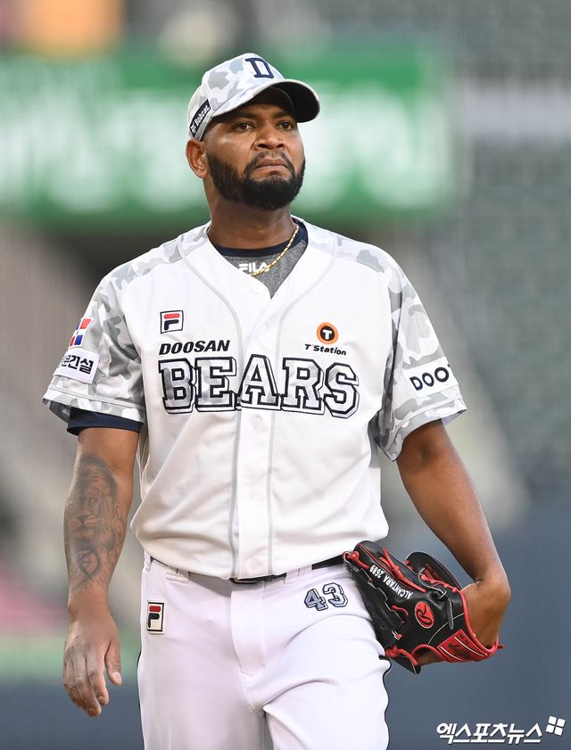 20일 오후 서울 송파구 잠실야구장에서 열린 '2024 신한 SOL Bank KBO리그' NC 다이노스와 두산 베어스의 경기, 4회초 두산 선발투수 알칸타라가 이닝 종료 후 더그아웃으로 향하고 있다. 엑스포츠뉴스 DB