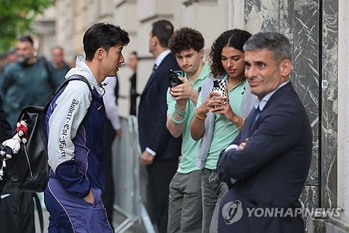 손흥민이 소속된 토트넘 홋스퍼가 2024-2025시즌 유럽축구연맹(UEFA) 유로파리그 결승전을 앞두고 20일 결전지 스페인 빌바오에 입성했다. 이번 결승전은 오는 22일 오전 4시(한국시간) 스페인 빌바오 산 마메스 경기장에서 잉글리시 프리미어리그의 또 다른 명문 맨체스터 유나이티드(이하 맨유)를 상대로 치러진다. 손흥민은 최근 사우디아라비아 구단과 2400억 이적설에 휩싸이면서 더욱 큰 관심을 받고 있다. 손흥민은 최근 부상자들 속출에 따라 맨유전 선발 출전 확률이 높다. 연합뉴스