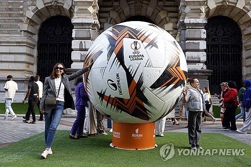 손흥민이 소속된 토트넘 홋스퍼가 2024-2025시즌 유럽축구연맹(UEFA) 유로파리그 결승전을 앞두고 20일 결전지 스페인 빌바오에 입성했다. 이번 결승전은 오는 22일 오전 4시(한국시간) 스페인 빌바오 산 마메스 경기장에서 잉글리시 프리미어리그의 또 다른 명문 맨체스터 유나이티드(이하 맨유)를 상대로 치러진다. 손흥민은 최근 사우디아라비아 구단과 2400억 이적설에 휩싸이면서 더욱 큰 관심을 받고 있다. 손흥민은 최근 부상자들 속출에 따라 맨유전 선발 출전 확률이 높다. 연합뉴스