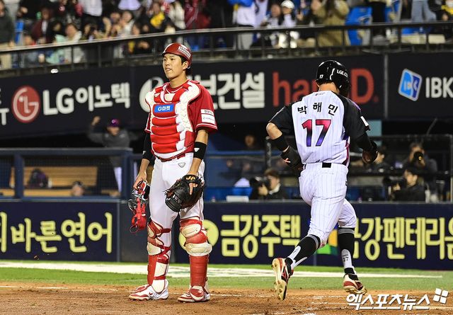 2일 오후 서울 잠실야구장에서 열린 '2025 신한 SOL Bank KBO리그' SSG 랜더스와 LG 트윈스의 경기, 5회말 무사 1,3루 LG 홍창기 타석 때 1루주자 신민재의 도루 시도 이후 SSG 유격수 박성한의 송구 실책을 틈타 3루주자 박해민이 홈에서 득점을 올리고 있다. 아쉬워하는 SSG 포수 조형우. 잠실, 박지영 기자