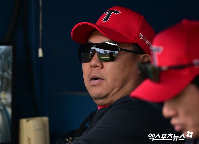 19일 오후 서울 송파구 잠실야구장에서 열린 '2025 신한 SOL Bank KBO리그' KIA 타이거즈와 두산 베어스의 경기, KIA 이범호 감독이 경기를 지켜보고 있다. 엑스포츠뉴스DB