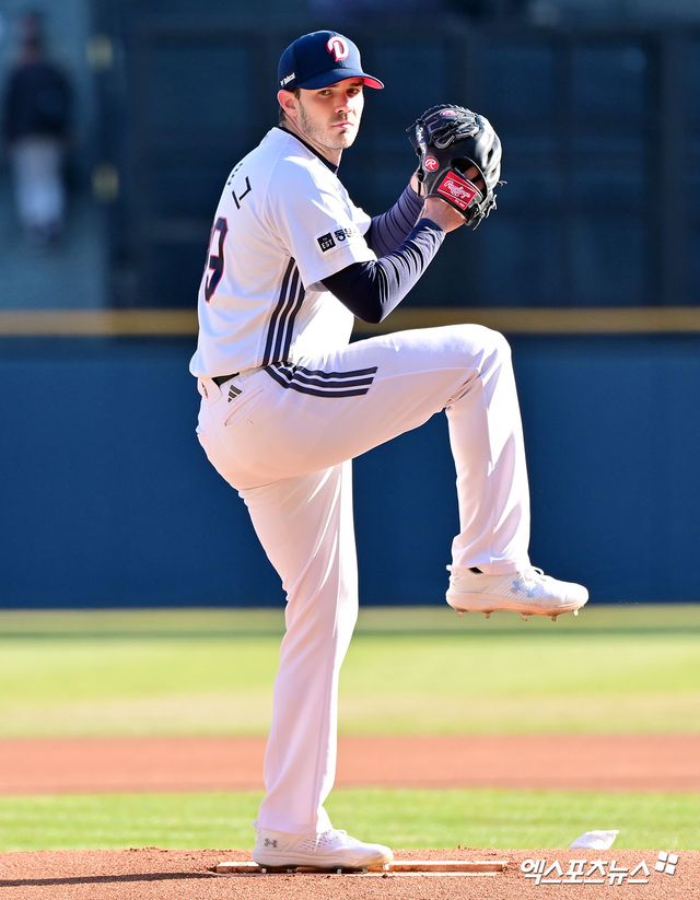 두산 베어스 잭로그가 올해 정규시즌 경기에 선발 등판해 투구하고 있다. 엑스포츠뉴스 DB
