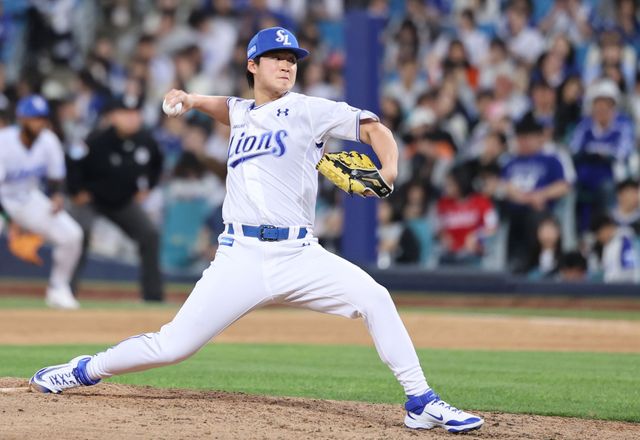 삼성 라이온즈 이호성이 2일 대구 두산 베어스전에 구원 등판해 투구하고 있다. 삼성 라이온즈
