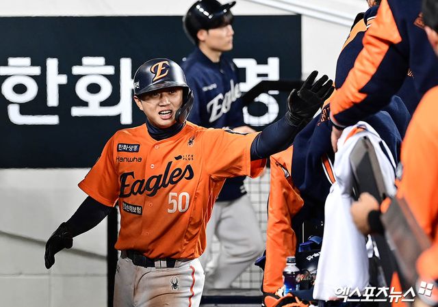 28일 오후 대전한화생명볼파크에서 열린 '2025 신한 SOL Bank KBO리그' 한화 이글스와 KIA 타이거즈의 경기, 7회말 2사 만루 한화 황영묵의 밀어내기 볼넷 때 3루주자 이원석이 동점 득점을 올린 뒤 더그아웃에서 동료들과 하이파이브를 나누고 있다. 엑스포츠뉴스DB