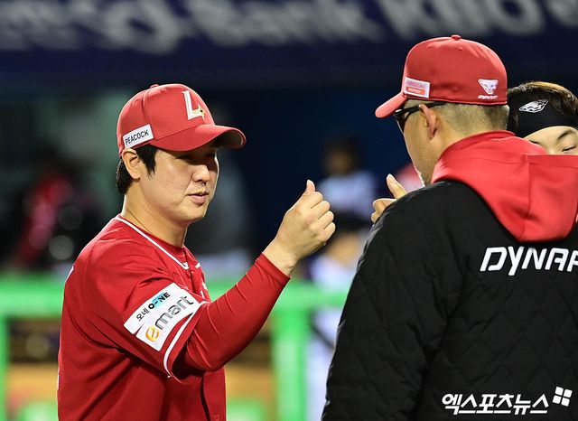 2일 오후 서울 잠실야구장에서 열린 '2025 신한 SOL Bank KBO리그' SSG 랜더스와 LG 트윈스의 경기, SSG가 최정의 결승 투런포와 선발투수 앤더슨의 5이닝 1실점(비자책) 호투에 힘입어 2연승을 달렸다. 경기 종료 후 SSG 최정이 이숭용 감독과 승리의 기쁨을 나누고 있다. 잠실, 박지영 기자