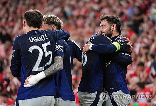 후벵 아모림 감독이 이끄는 맨유가 2일(한국시간) 스페인 빌바오에 있는 산 마메스에서 열린 아틀레틱 클루브 빌바오와의 2024-2025시즌 유럽축구연맹(UEFA) 유로파리그 4강 1차전에서 3-0 완승을 거뒀다.&nbsp;브루누 페르난데스는 멀티 골을 넣으며 팀 승리의 일등공신이 됐다. 연합뉴스