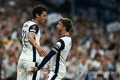 안지 포스테코글루 감독이 이끄는 토트넘이 2일(한국시간) 영국 런던에 있는 토트넘 홋스퍼 스타디움에서 열린 보되글림트(노르뒈이)와의 2024-2025시즌 유럽축구연맹(UEFA) 유로파리그 4강 1차전에서 3-1 완승을 거두며 결승 진출의 초석을 다졌다.&nbsp;연합뉴스