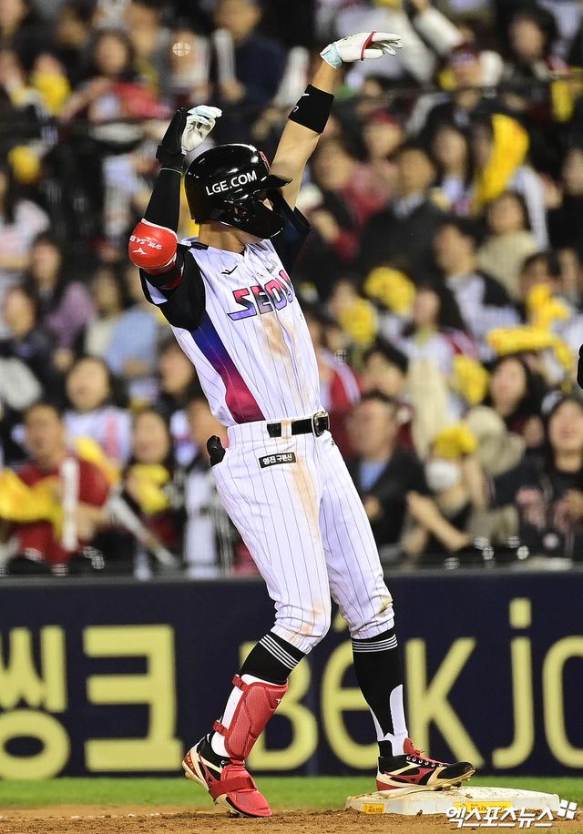 2일 오후 서울 잠실야구장에서 열린 '2025 신한 SOL Bank KBO리그' SSG 랜더스와 LG 트윈스의 경기, 7회말 LG 선두타자 박해민이 안타를 때려낸 뒤 세리머니를 하고 있다. 잠실, 박지영 기자