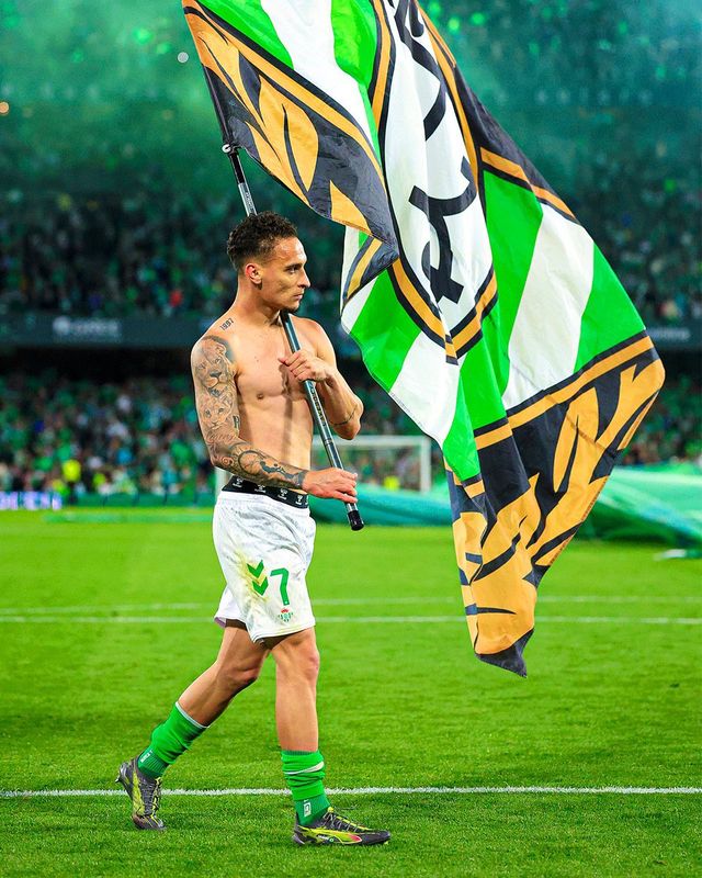 마누엘 펠레그리니 감독이 이끄는 레알 베티스가 지난 6일(한국시간) 스페인 바르셀로나에 있는 에스타디 올림피크 루이스 콤파니스에서 열린 바르셀로나와의 2024-2025시즌 라리가 30라운드 원정 경기에서 1-1로 비겼다.&nbsp;이날 스페인 매체 '문도 데포르티보'는 안토니에 대해 팀 내 최고 평점을 매겼다. 이날 선방 쇼를 펼친 아드리안 골키퍼와 함께 최고의 활약을 선보였다고 인정받았다. 베티스