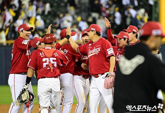 2일 오후 서울 잠실야구장에서 열린 '2025 신한 SOL Bank KBO리그' SSG 랜더스와 LG 트윈스의 경기, SSG가 최정의 결승 투런포와 선발투수 앤더슨의 5이닝 1실점(비자책) 호투에 힘입어 2연승을 달렸다. 경기 종료 후 SSG 선수들이 승리에 기뻐하고 있다. 잠실, 박지영 기자