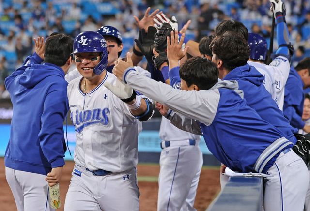 삼성 라이온즈 강민호가 2일 대구 두산 베어스전에서 홈런을 친 뒤 축하 받고 있다. 삼성 라이온즈