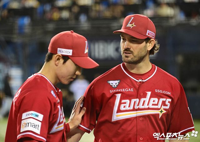 2일 오후 서울 잠실야구장에서 열린 '2025 신한 SOL Bank KBO리그' SSG 랜더스와 LG 트윈스의 경기, 5회말 종료 후 SSG 선발투수 앤더슨이 더그아웃으로 향하며 박성한과 이야기를 나누고 있다. 잠실, 박지영 기자