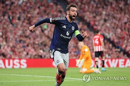 후벵 아모림 감독이 이끄는 맨유가 2일(한국시간) 스페인 빌바오에 있는 산 마메스에서 열린 아틀레틱 클루브 빌바오와의 2024-2025시즌 유럽축구연맹(UEFA) 유로파리그 4강 1차전에서 3-0 완승을 거뒀다.&nbsp;브루누 페르난데스는 멀티 골을 넣으며 팀 승리의 일등공신이 됐다. 연합뉴스