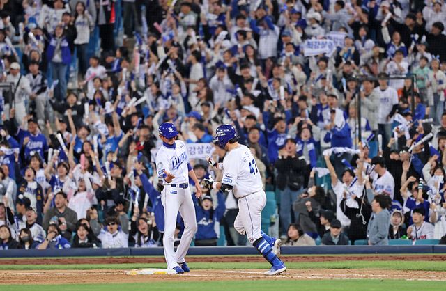 삼성 라이온즈 강민호가 2일 대구 두산 베어스전에서 홈런을 친 뒤 베이스를 돌고 있다. 삼성 라이온즈