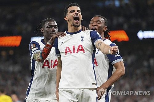 안지 포스테코글루 감독이 이끄는 토트넘이 2일(한국시간) 영국 런던에 있는 토트넘 홋스퍼 스타디움에서 열린 보되글림트(노르뒈이)와의 2024-2025시즌 유럽축구연맹(UEFA) 유로파리그 4강 1차전에서 3-1 완승을 거두며 결승 진출의 초석을 다졌다.&nbsp;연합뉴스