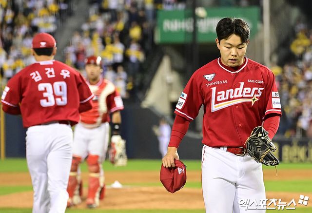 2일 오후 서울 잠실야구장에서 열린 '2025 신한 SOL Bank KBO리그' SSG 랜더스와 LG 트윈스의 경기, 8회말 SSG 박시후가 LG 문성주를 내야 땅볼로 돌려세운 뒤 1사 주자 없는 상황에서 투수 김건우와 교체되어 더그아웃으로 향하고 있다. 잠실, 박지영 기자