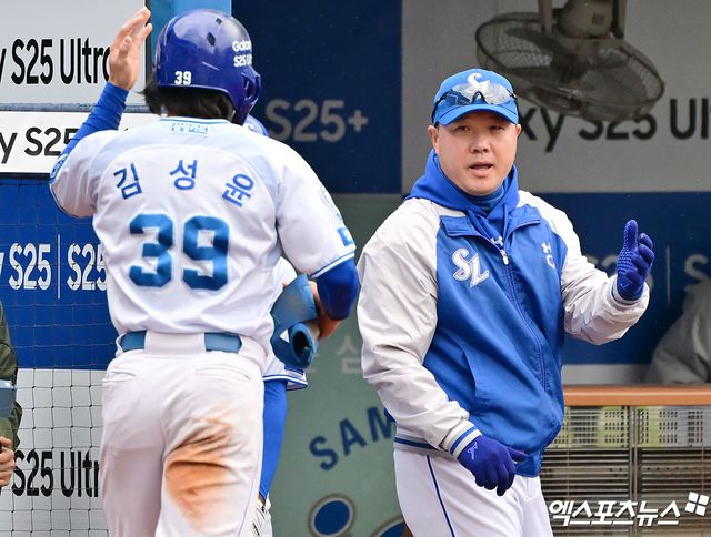 삼성 라이온즈 김성윤이 올해 정규시즌 경기에서 득점하고 있다. 박진만 삼성 감독이 그를 반겨주는 중이다. 엑스포츠뉴스 DB