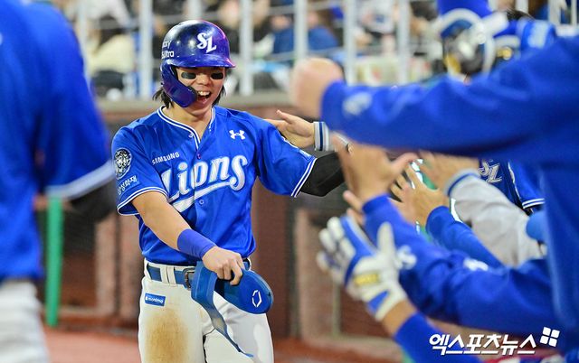 삼성 라이온즈 김성윤이 올해 정규시즌 경기에서 득점 후 축하 받고 있다. 엑스포츠뉴스 DB