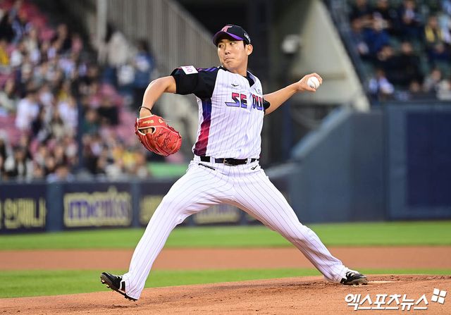 2일 오후 서울 잠실야구장에서 열린 '2025 신한 SOL Bank KBO리그' SSG 랜더스와 LG 트윈스의 경기, 1회초 LG 선발투수 손주영이 역투하고 있다. 잠실, 박지영 기자