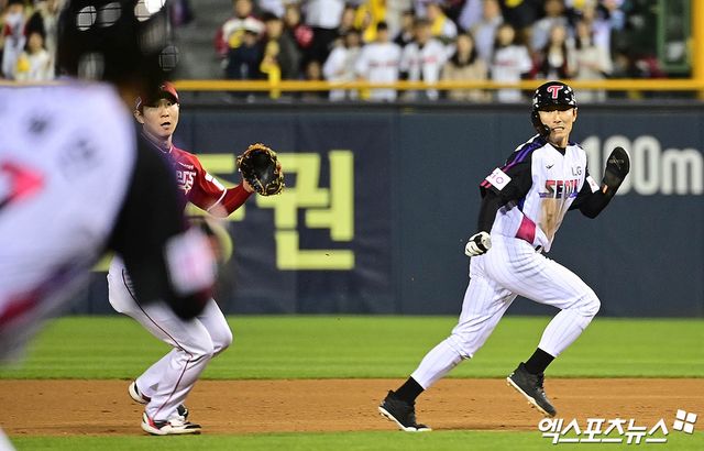 2일 오후 서울 잠실야구장에서 열린 '2025 신한 SOL Bank KBO리그' SSG 랜더스와 LG 트윈스의 경기, 5회말 무사 1,3루 LG 홍창기 타석 때 1루주자 신민재가 2루 도루를 시도, 런다운에 걸렸으나 SSG 유격수 박성한의 태그를 피해 주루하고 있다. 이후 박성한의 송구 실책으로 LG 3루주자 박해민은 득점. 잠실, 박지영 기자