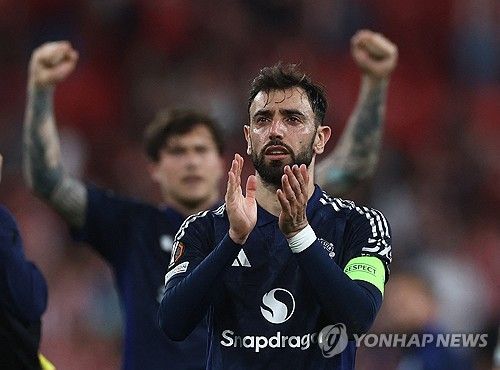 후벵 아모림 감독이 이끄는 맨유가 2일(한국시간) 스페인 빌바오에 있는 산 마메스에서 열린 아틀레틱 클루브 빌바오와의 2024-2025시즌 유럽축구연맹(UEFA) 유로파리그 4강 1차전에서 3-0 완승을 거뒀다.&nbsp;브루누 페르난데스는 멀티 골을 넣으며 팀 승리의 일등공신이 됐다. 연합뉴스