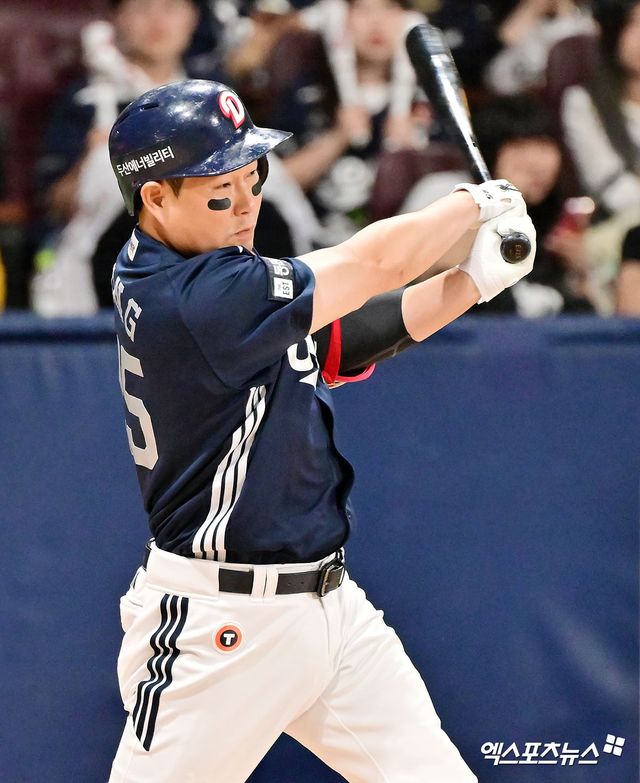 두산 베어스 양의지가 올해 정규시즌 경기에서 타격하고 있다. 엑스포츠뉴스 DB